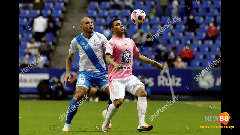 Một cầu thủ của Puebla và Pachuca tranh chấp bóng trên sân